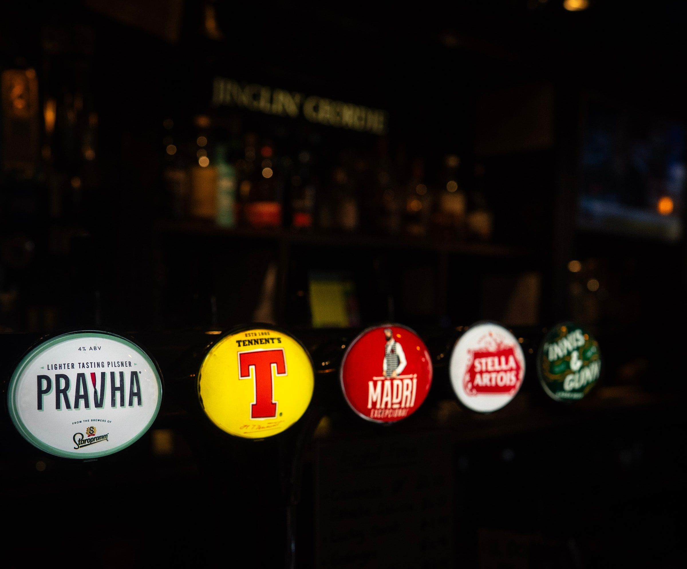 Tap badges for Pravha, Tennent’s, Madrí, Stella Artois and Innis and Gunn along the bar